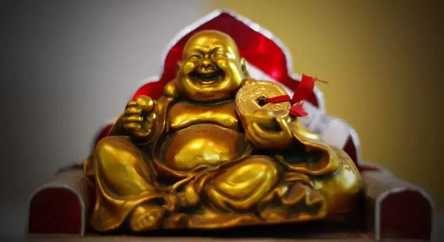 zorioneko xarma barre egiten duen Buda